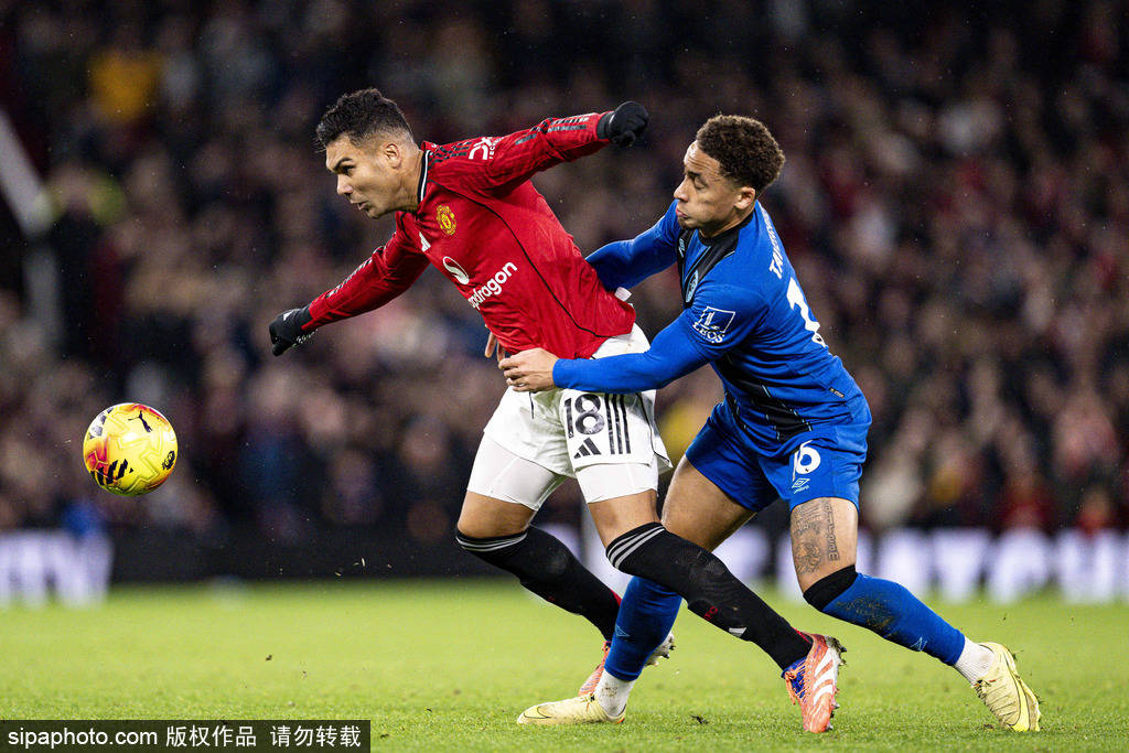 曼联将以1亿英镑的价格击败曼城，前锋签约已成定局，巴塞罗那的挖角行动也变得“认真”起来。